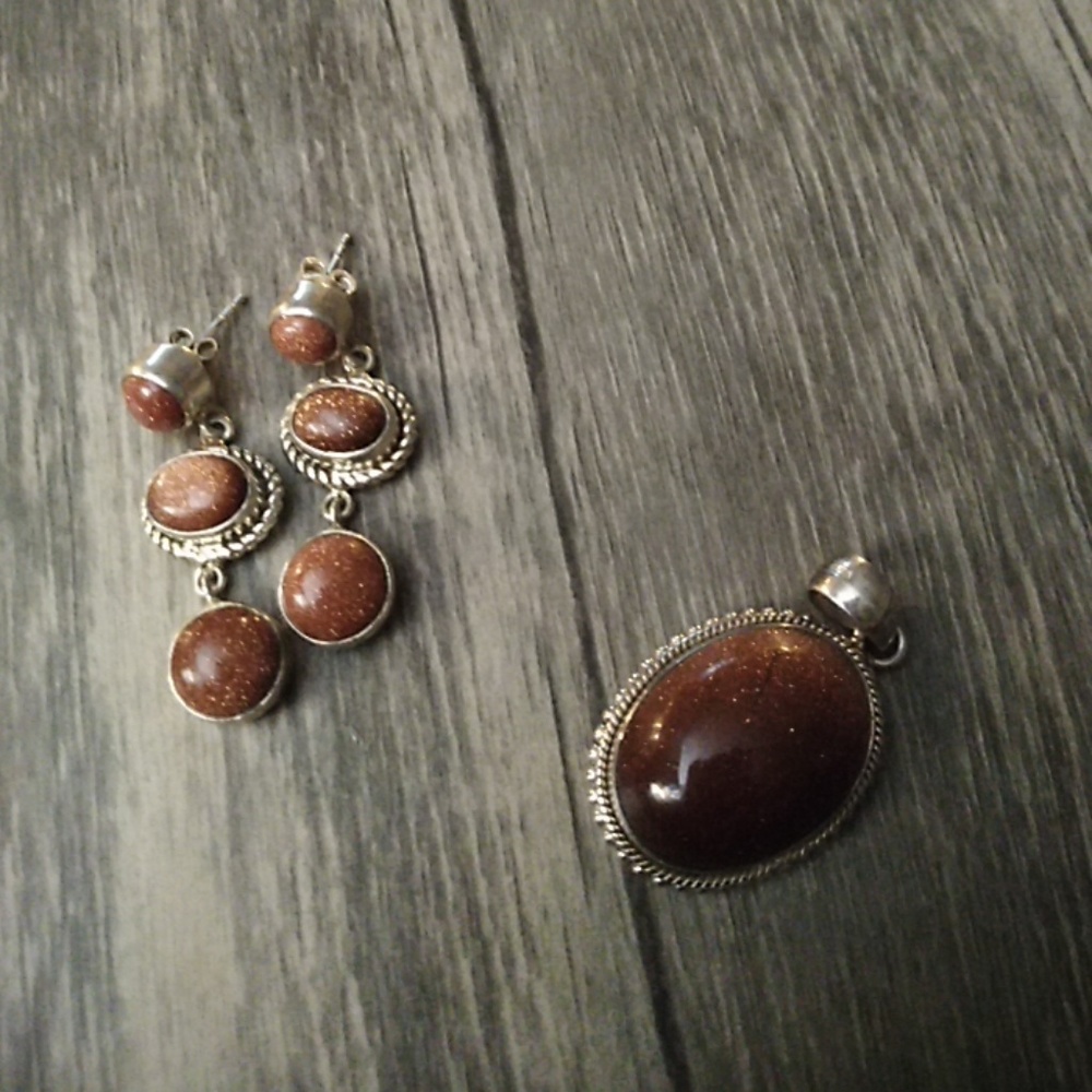 Gold sandstone pendant and earring set